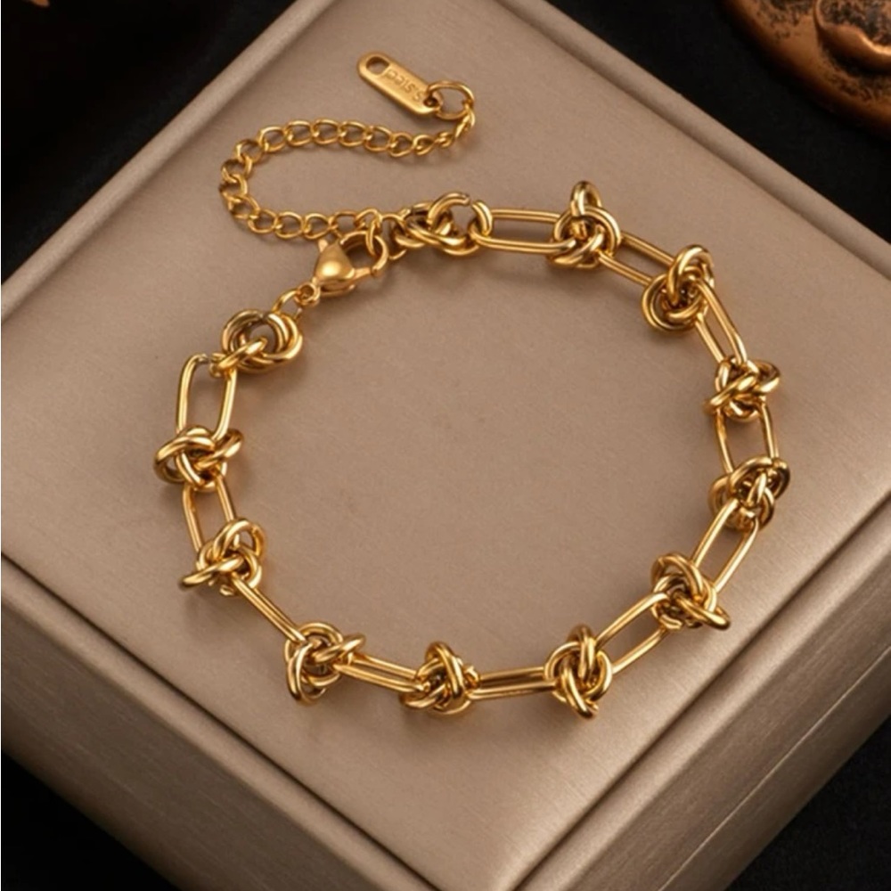 Gorgeous Trendy Chain Link Knot Bracelet OS New